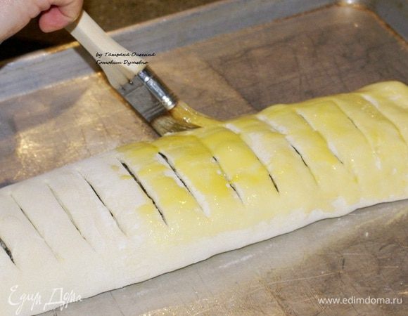 Сделать надрезы и обильно смазать желтком.