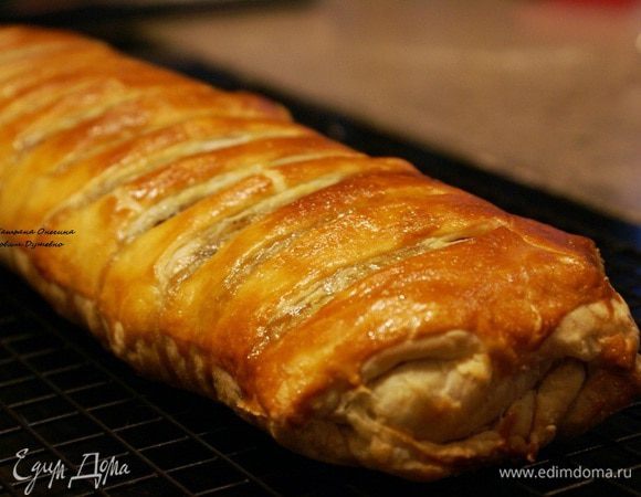 Выпекать около 35-45 минут до золотистого цвета, все зависит от духовки и размера пирога. 