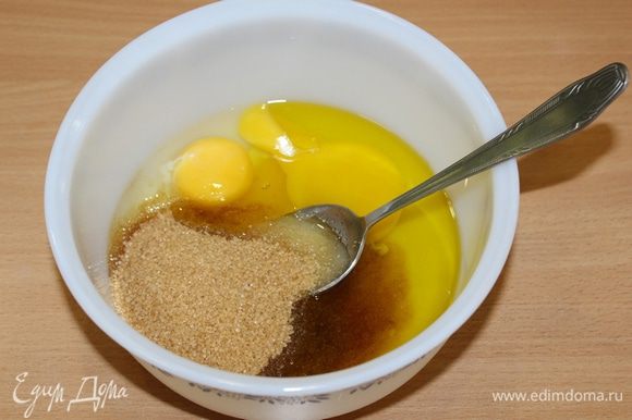 В отдельной миске смешайте мед, сахар, яйца, оливковое масло и хорошо перемешайте.