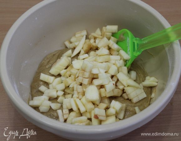 Добавить нарезанные и очищенные яблоки.