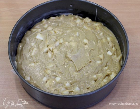 Выложить в смазанную форму 18-20 см.