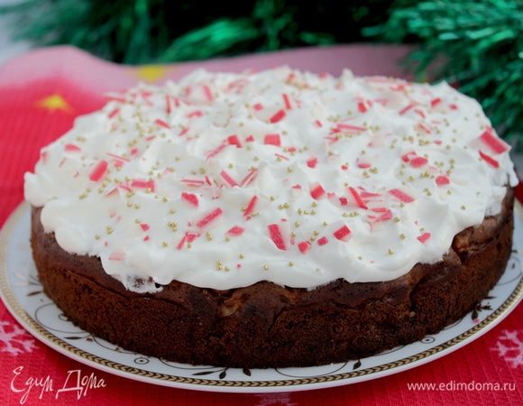 Украсить взбитыми сливками или посыпать сахарной пудрой.