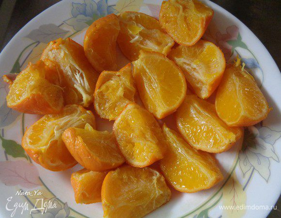 После варки обдать мандарины холодной водой, остудить. Разрезать на четвертинки и вынуть косточки, если есть.