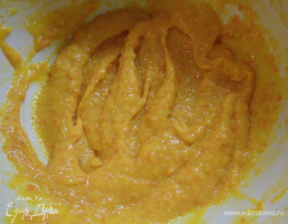 Измельчить мандарины вместе со шкуркой в однородную массу. Я для этого использовала ручной блендер, хотя больше, на мой взгляд, подошел бы фуд-процессор.