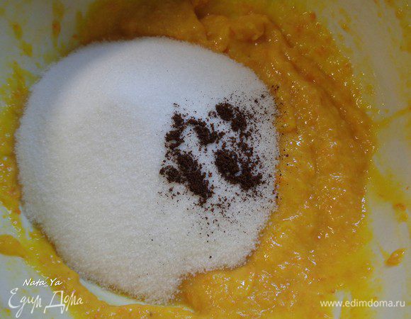 Добавить к мандариновой массе сахар и ваниль. Перемешать.