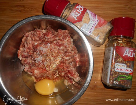 В фарш добавить яйцо, соль и специи. Все хорошо перемешать.