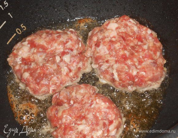 Сформировать из фарша три шарика, приплюснуть их. И полученные лепешки выложить на разогретое масло, накрыть крышкой.