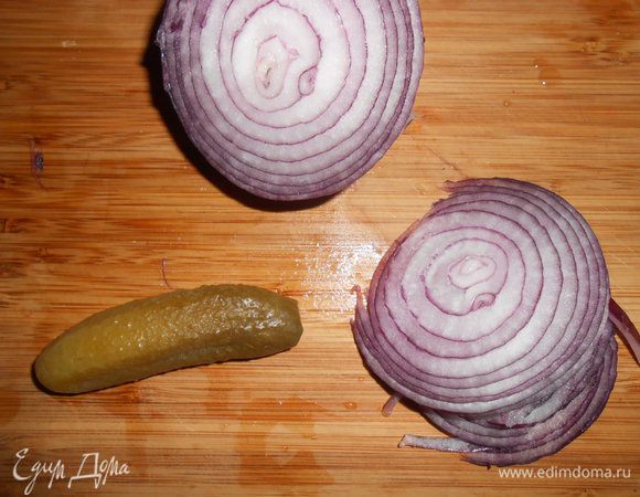 Пока котлетки жарятся, приготовим остальные продукты. Порезать тонкими кружками лук.