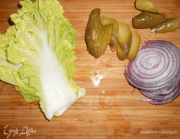 Пекинскую капусту помыть, удалить толстые прожилки. Я выбрала именно ее, а не салат, потому как капуста сочнее.