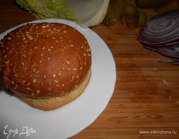 В это время надо будет перевернуть котлетки и жарить их еще. Я делала это в мультиварке в режиме жарка по 8 минут с каждой стороны, накрывая крышкой. 
Пока жарится с другой стороны, подготовим булочку — разрезаем ее.