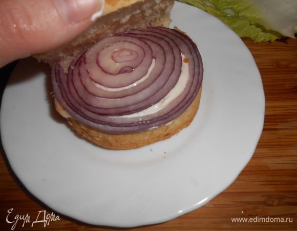 На самый низ капнуть немного майонеза. Сверху кладем лук.