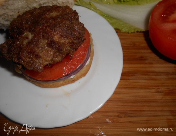 К этому времени котлетки готовы. Горячую котлету кладем поверх помидора. 