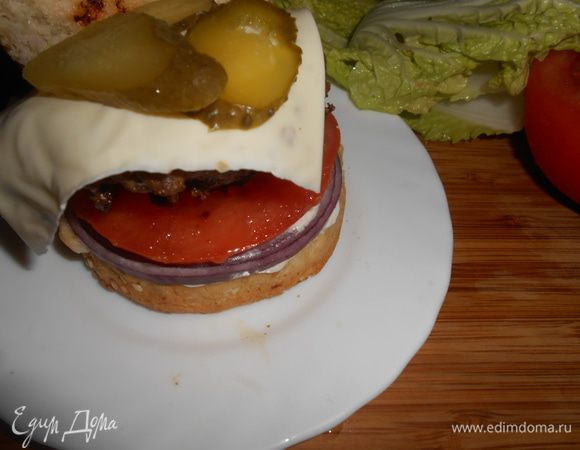 Сверху пластинку сыра, огурчики и салат.