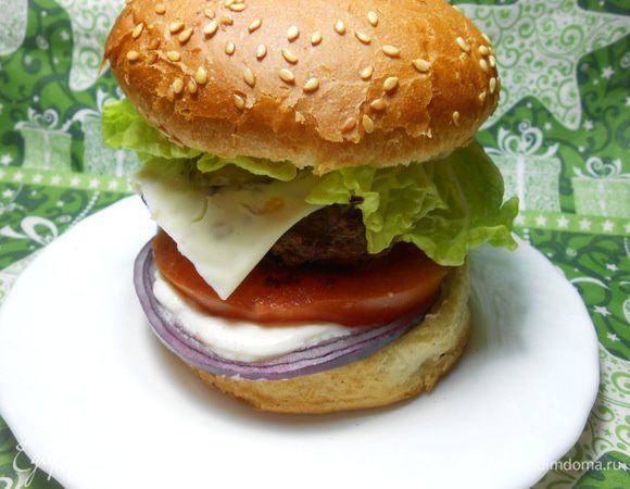 Вот такой здоровенный получился. Все три сфотографировать не успела, пока собирала их, домашние мои расхватали.