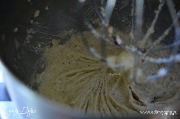 Взбить мягкое сливочное масло с сахарной пудрой и мускатным орехом, солью до кремообразного состояния. Добавить яйцо, перемешать, затем просеянную муку.