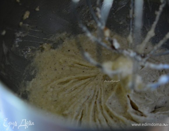 Взбить мягкое сливочное масло с сахарной пудрой и мускатным орехом, солью до кремообразного состояния. Добавить яйцо, перемешать, затем просеянную  муку.