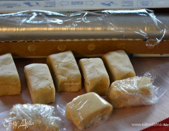 Разрезать на 8 частей равных. Каждую порцию завернуть в пищевую пленку.