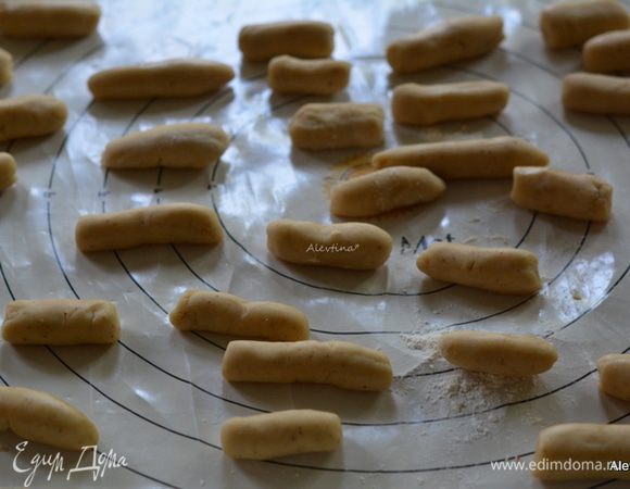 Разогреть духовку на 180°C. Каждую порцию развернуть и раскатать на 3-4  тонкие колбаски. Выложить на противень с бумагой для выпечки.