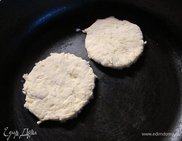 Тесто выкладываем небольшими лепешками на разогретую сковороду и жарим в оливковом масле до золотистого цвета. Остужаем.