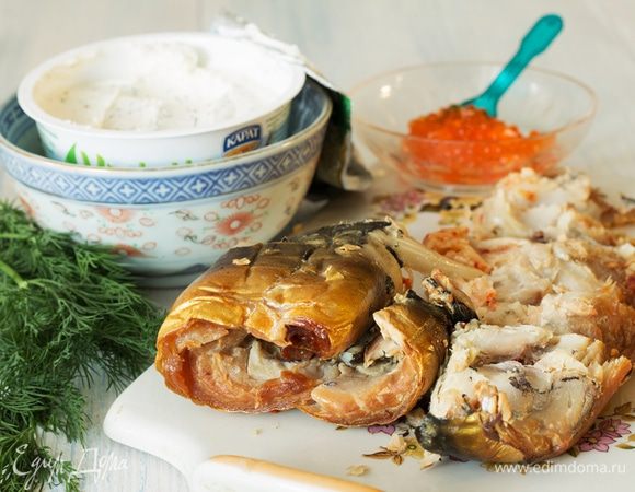 Сливочный сыр смешиваем с мелко нарубленным укропом. Из филе тщательно выбираем косточки.