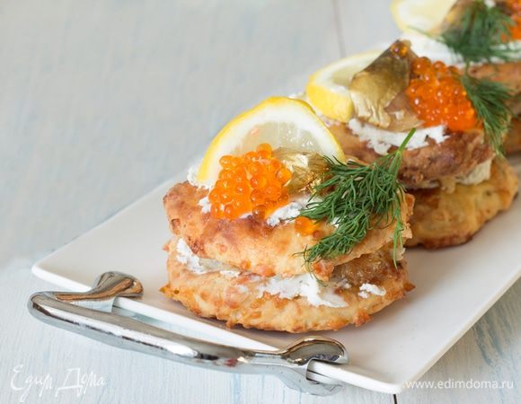 Лепешки намазываем сливочным сыром. На одну сверху выкладываем скумбрию и накрываем другой лепешкой сливочным сыром наверх.
Украшаем долькой лимона и укропом. Красная икра — опционально.
