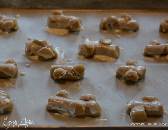 Смазать каждое бревнышко яичным белком для склейки, разбавив белок с 1 ч.л. холодной воды. Я смазала сливками. Поставить в разогретую духовку на 14-16 минут.