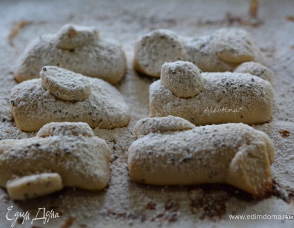 Достать готовое печенье, дать остыть. Затем посыпать сахарной пудрой. 