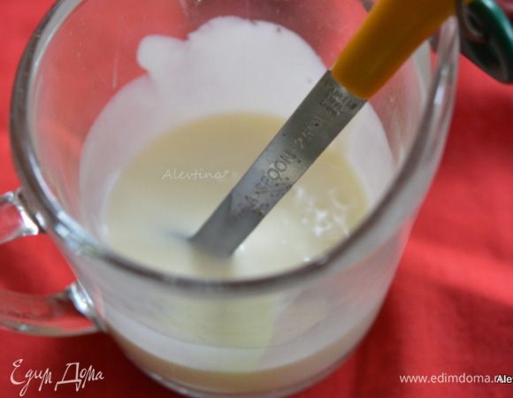 Приготовим глазурь, смешав сливки с сахарной пудрой. Пропорции примерно  на 1 стакан сахарной пудры 1-2 ст. л сливок.