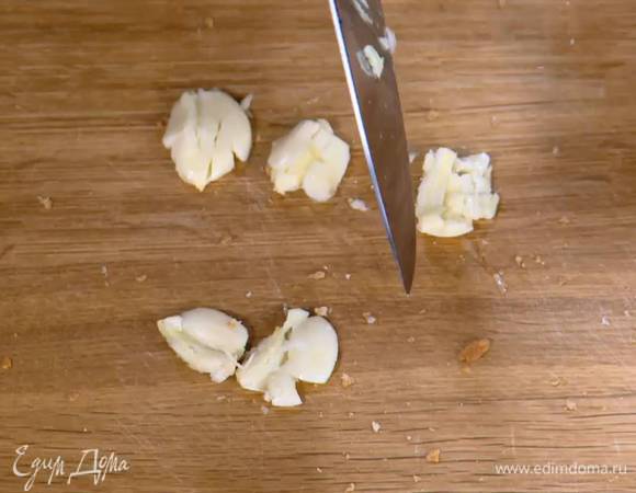 Чеснок почистить и раздавить плоской стороной ножа.
