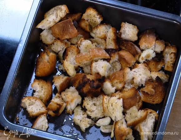 Слегка сбрызнуть хлеб оливковым маслом, разложить сверху чеснок, немного посолить, поперчить и отправить под разогретый гриль.