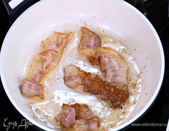 Разогреть в сковороде оставшееся оливковое масло и обжарить бекон со всех сторон до золотистого цвета.