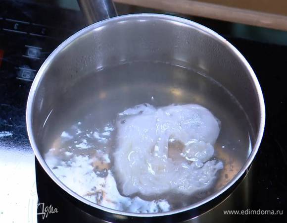 Приготовить яйцо пашот: в небольшой кастрюле вскипятить 500 мл воды, добавить уксус, с помощью венчика сделать маленький водоворот и в центр воронки вылить яйцо. Убавить огонь и варить 2–3 минуты, затем шумовкой выложить яйцо на бумажное полотенце.