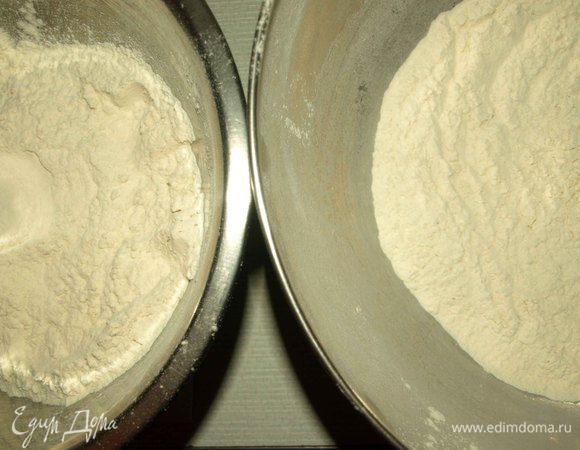 Муку (муки может понадобиться от 550 г до 700 г) просеять в большую миску. Четверть муки откладываем.
