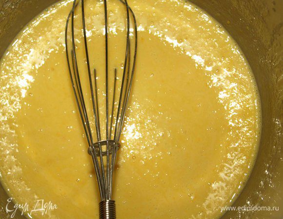 Одно яйцо разделить на белок и желток. Белок пойдет на смазывание кренделя.

Размягченное масло соединить с лимонной и апельсиновой цедрой, 3 яйцами и желтком, коньяком, апельсиновой водой (можно заменить на апельсиновый ликер), дрожжевой массой. 