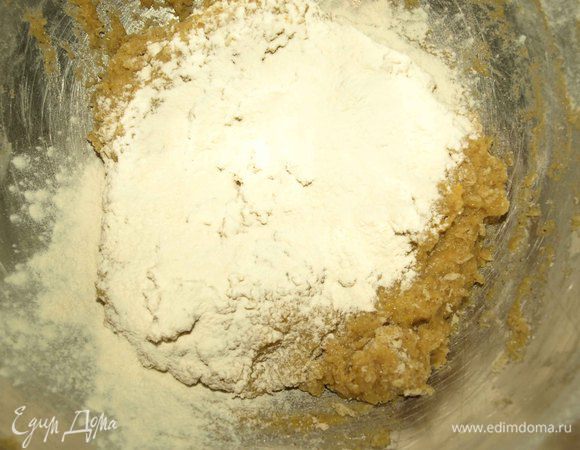 Частями вводим мучную смесь в масляно-дрожжевую смесь, вымешивая. Тесто должно получиться мягким, с ним легко работать. По необходимости подмешивать отложенную часть муки, пока тесто не станет нужной консистенции. 