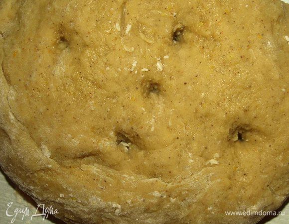 На припыленной мукой поверхности вымесить тесто от 5 до 10 минут. Пока оно не станет эластичным и гладким.