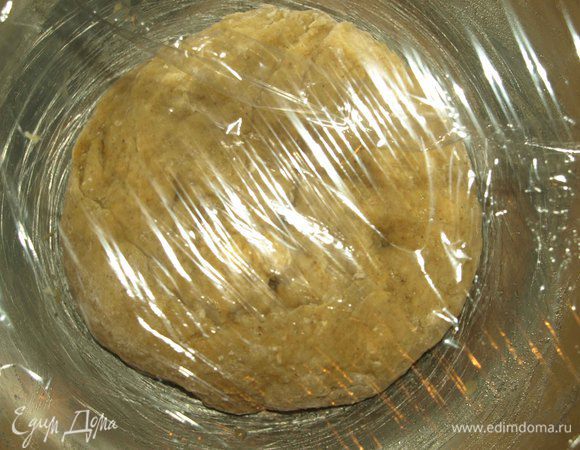 Миску смазываем маслом, кладем тесто, накрываем пищевой пленкой и отправляем на 2 часа в теплое место, чтобы тесто увеличилось в объеме.