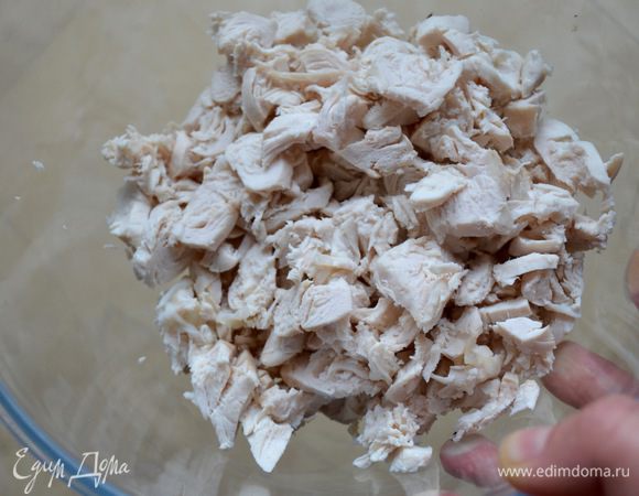Куриную грудку отварить до готовности в подсоленной воде (я добавила лавровый лист и пару-тройку горошин душистого перца). Остудить и порезать на маленькие кусочки.