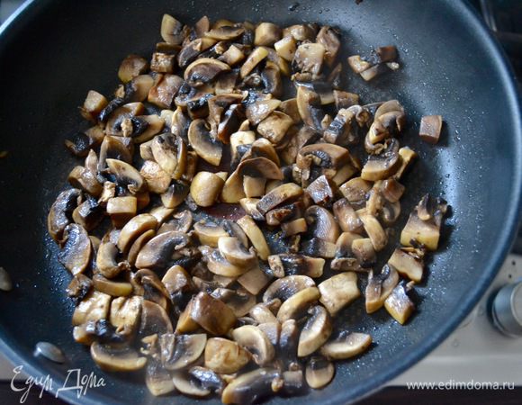 Шампиньоны нарезать и обжарить на растительном масле.
