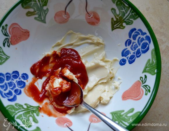 В большой миске растереть мягкий плавленный сыр. Добавить к нему кетчуп (или томатную пасту) и тщательно перемешать до однородности.