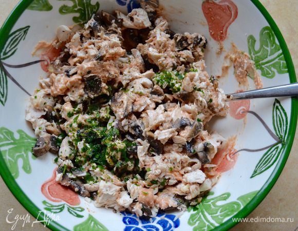 Добавить к сырной массе курицу, грибы и рубленую свежую зелень, любую по вашему вкусу (у меня петрушка). Посолить и поперчить по вкусу начинку!