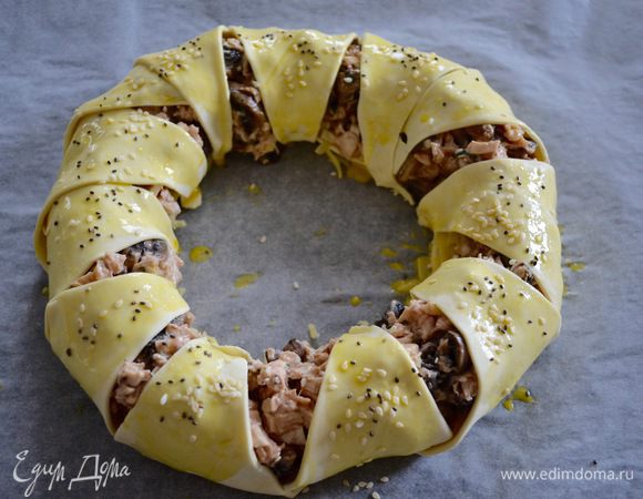 Завернув все "лучики" теста к центру, закройте ими начинку и хорошо закрепите у основания пирога, чтобы в процессе выпечки они не раскрылись! Смазать пирог взбитым яйцом и присыпать кунжутом (по желанию).