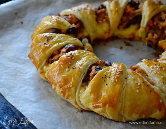 Запекать в разогретой до 180°C духовке около 25-30 минут. Следить по своей духовке! Готовить до зарумянивания пирога.