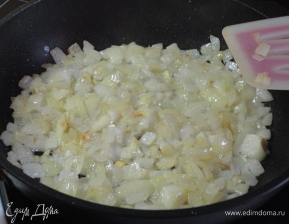 1 луковицу мелко порубить, посолить и обжарить в 2 ст. л. растительного масла до золотистого цвета.