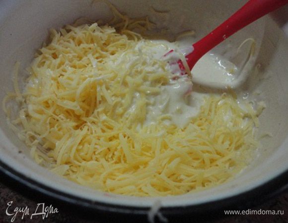 Затем натертый на мелкой терке любой твердый сыр, мускат по вкусу и бульон. Все перемешать. Соус готов.