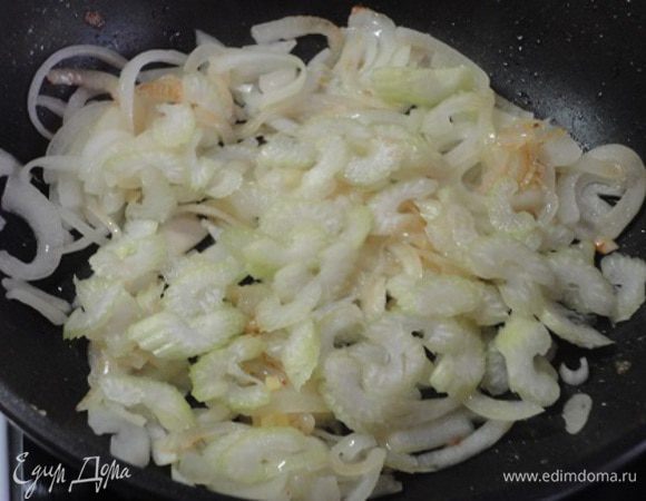 Капусту отжать (при необходимости промыть), вторую луковицу нашинковать полукольцами, также полосками нарезать сельдерей. Мясо уже готово, его можно переложить в другую посуду, а в сковороде на 3 ложках растительного масла поджарить слегка лук с сельдереем.