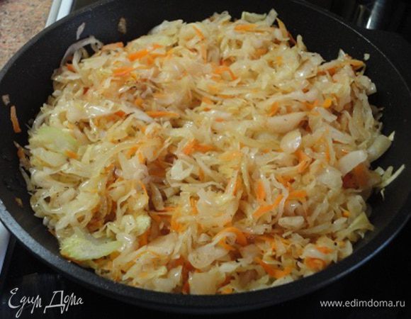 Затем добавить капусту, всыпать молотый кориандр, перемешать и можно выключить плиту, оставив на ней сковороду с капустой.
