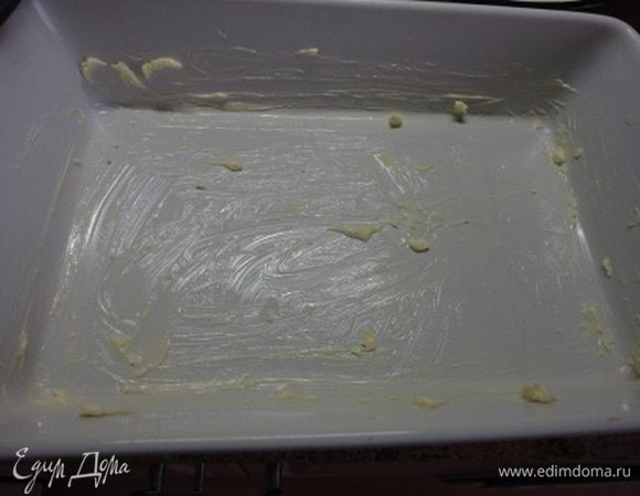 Форму для запекания смазать сливочным маслом.