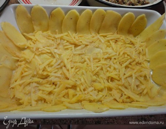 И выстлать картофельными пластинками — на дно половинки и все некондиционное, в том числе и оставшийся тертый картофель. Бока тоже выложить картофелем. Часть картофеля оставляем для верха.