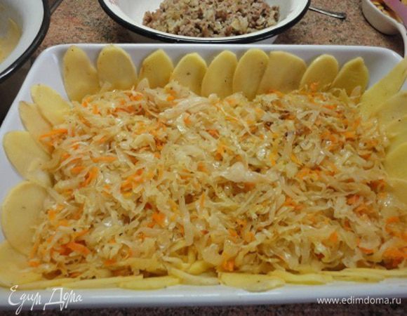 Теперь выкладываем половину капусты.